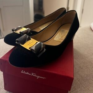 ⁣Salvatore Ferragamo Suede Pumps Vera Bow Accent Size 5.5